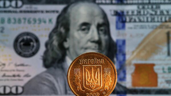 Grivna ucraniana y billete de 100 dollares de EEUU - Sputnik Mundo