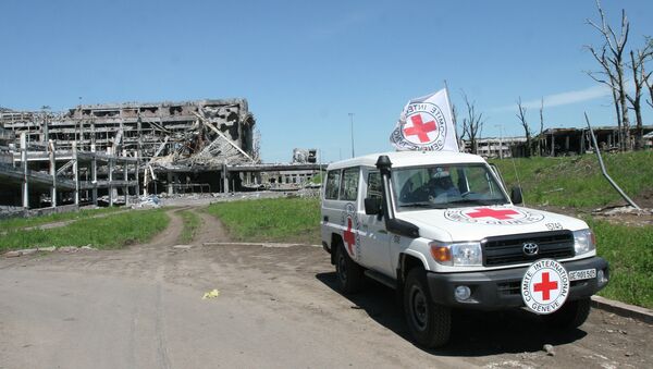 Un carro de la Cruz Roja en Donbás (archivo) - Sputnik Mundo