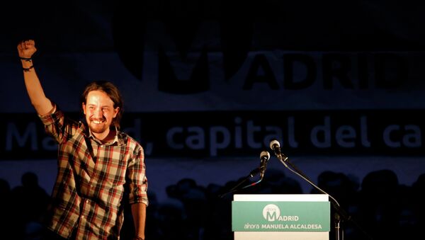 Podemos (We can) leader Pablo Iglesias, acknowledges applauds from supporters after the regional and municipal elections in Madrid - Sputnik Mundo