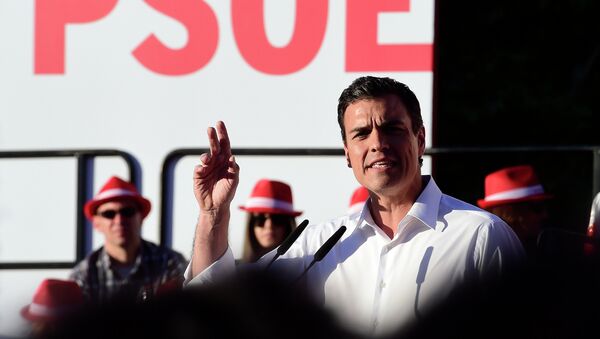 El secretario general de los socialistas españoles, Pedro Sánchez, habla durante campaña de su partido en Madrid (archivo) - Sputnik Mundo