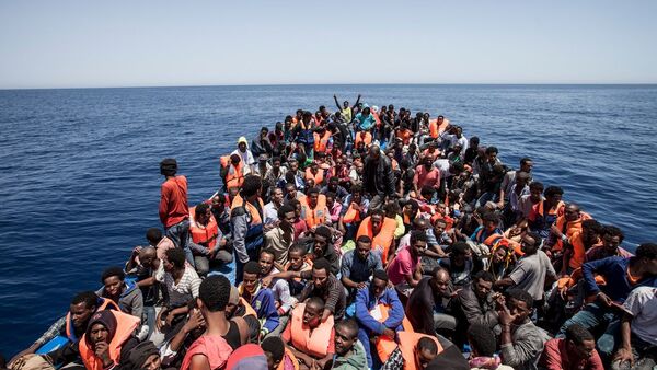 Inmigrantes ilegales en el Mediterráneo (Archivo) - Sputnik Mundo