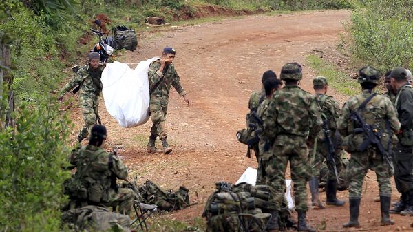 Soldados colombianos cerca del lugar del enfrentamiento con las FARC. 15 de abril de 2015 - Sputnik Mundo