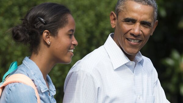Malia, hija mayor de presidente de EEUU Barack Obama, con su padre durante las vacaciones en Martha's Vineyard en agosto 2014 - Sputnik Mundo