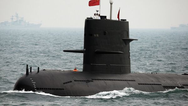 A Chinese Navy submarine sails during an international fleet review to celebrate the 60th anniversary of the founding of China's People's Liberation Army Navy. - Sputnik Mundo