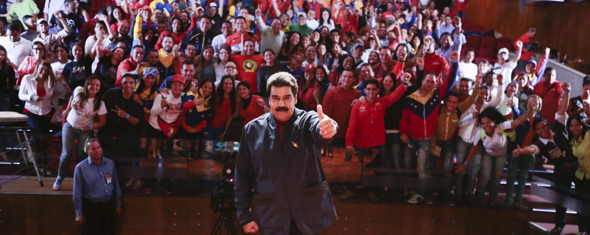 Venezuela's President Nicolas Maduro (C) poses for a photo during a meeting with members of the United Socialist Party of Venezuela (PSUV), in Caracas, in this May 27, 2015 handout picture provided by Miraflores Palace. - Sputnik Mundo, 1920, 25.05.2021