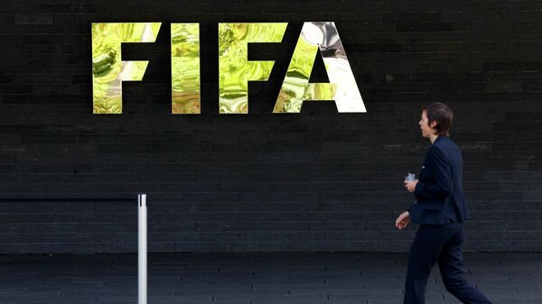 A staff walks past a logo of soccer's international governing body FIFA at their headquarters in Zurich, Switzerland, May 27, 2015. - Sputnik Mundo