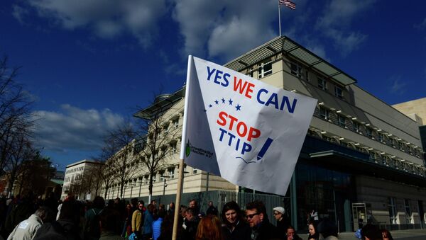 Manifestantes contra TTIP en Berlin (archivo) - Sputnik Mundo