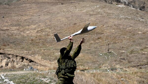 Lanzamiento de un dron durante las maniobras en Osetia del Norte - Sputnik Mundo