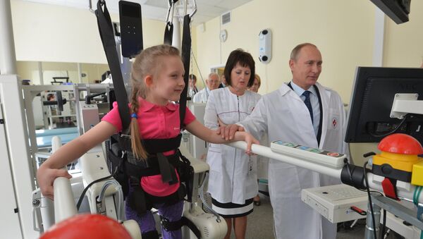 Vladímir Putin, presidente de Rusia, visitando clínica donde curan a pequeños heridos de Donbás - Sputnik Mundo