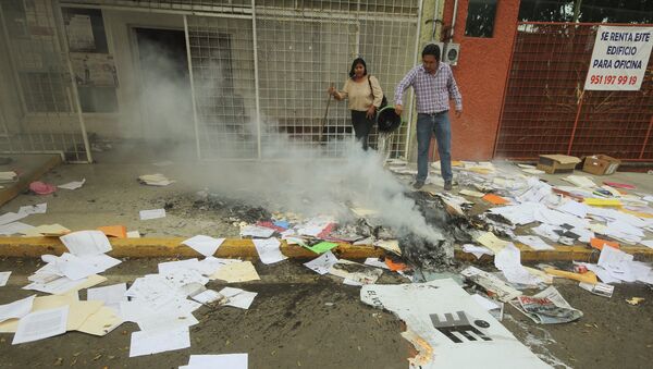 Maestros destruyen 10.000 boletas electorales en el sur de México - Sputnik Mundo