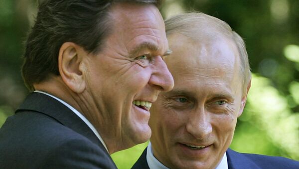 Gerhard Schröder  y presidente de Rusia, Vladímir Putin, durante un encuentro en julio de 2005 in Svetlogorsk - Sputnik Mundo
