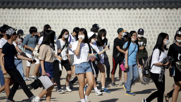 Grupo de estudiantes surcoreanos con máscaras - Sputnik Mundo
