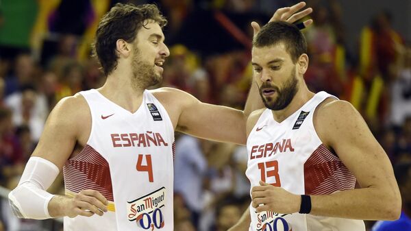 Spain's Pau Gasol (L) congratulating his brother Spain's Marc Gasol during the 2014 FIBA World basketball championships - Sputnik Mundo