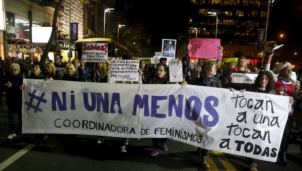 Miles de personas protestan contra la violencia de género en Uruguay - Sputnik Mundo