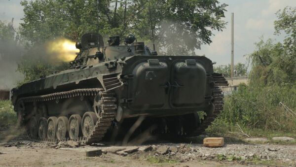 Disparos de tanque durante los combates en Marinka - Sputnik Mundo