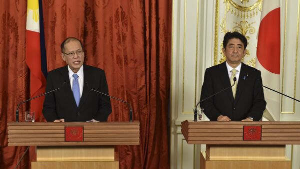 Benigno Aquino, presidente de Filipinas y Shinzo Abe, primer ministro de Japón - Sputnik Mundo