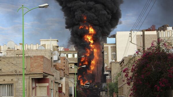 Humo del camión ardiendo en la ciudad de Taiz en Yemen, el 25 de mayo, 2015 - Sputnik Mundo