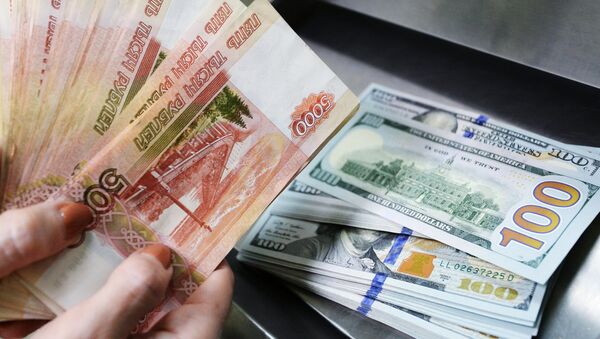 Dólares estadounidenses y rublos rusos (archivo) - Sputnik Mundo