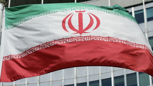 The Iranian flag flies in front of a UN building. - Sputnik Mundo