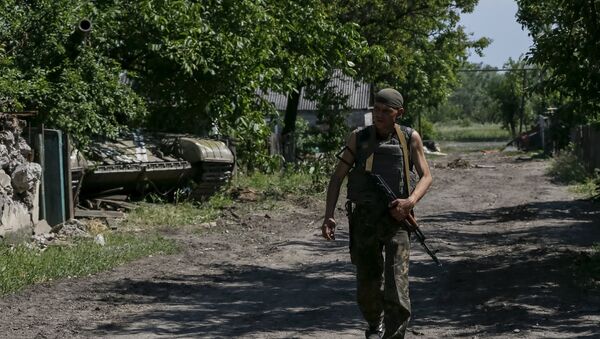 Miembro de las fuerzas armadas de Ucrania cerca de Marinka - Sputnik Mundo