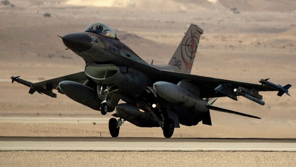 An Israeli F-16I fighter jet lands during the Blue Flag multinational air defense exercise that is organized from the Ovda air force base over the Negev Desert - Sputnik Mundo