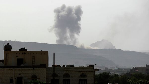 Air-strike by the Saudi-led coalition on an army arms depot, now under Shiite Huthi rebel control on June 7, 2015, east of the Yemeni capital Sanaa - Sputnik Mundo