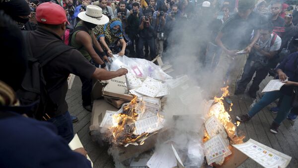 Activistas queman las papeletas y materiales electorales en Tixtla, en el estado de Guerrero - Sputnik Mundo