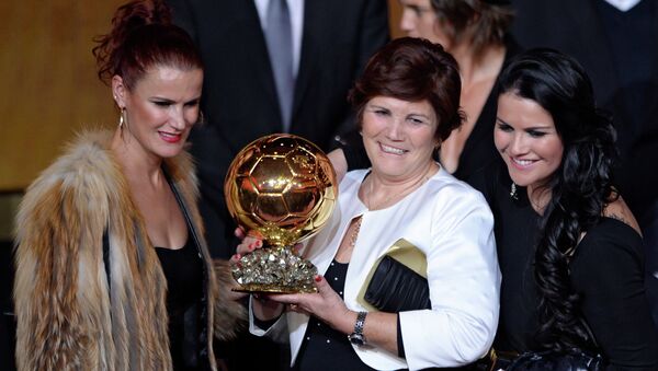 Madre de Cristiano Ronaldo, Dolores Aveiro (centro),  con el Balón de Oro recibido por su hijo, 13 de enero de 2013 - Sputnik Mundo