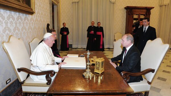 Presidente de Rusia, Vladímir Putin, durante su encuentro con el papa Francisco en noviembre de 2013 - Sputnik Mundo