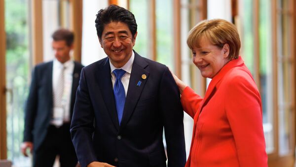 Primer ministro de Japón, Shinzo Abe y canciller de Alemania, Angela Merkel - Sputnik Mundo