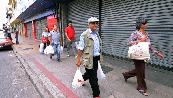 Visitantes de un supermercado en Chile (archivo) - Sputnik Mundo