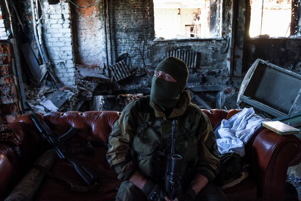 Milicianos en el aeropuerto de Donetsk - Sputnik Mundo