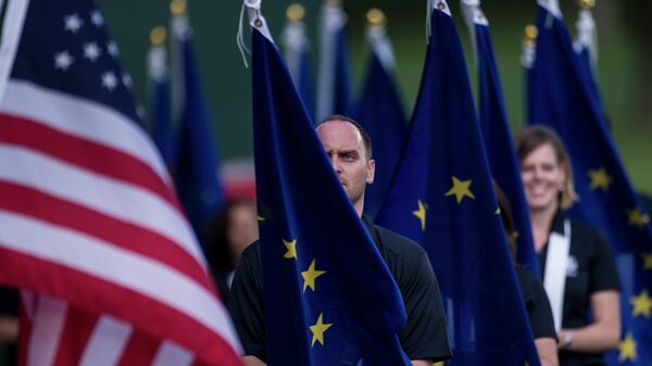 Banderas de la UE y de EEUU (imagen referencial) - Sputnik Mundo