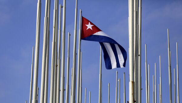 The Cuban flag flies in front of the U.S. Interests Section (background), in Havana May 22, 2015 - Sputnik Mundo