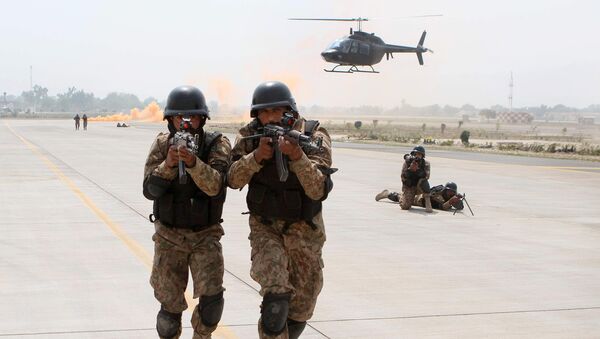 Pakistani soldiers take part in a drill against terrorists at the Multan International Airport in Multan on March 19, 2015 - Sputnik Mundo