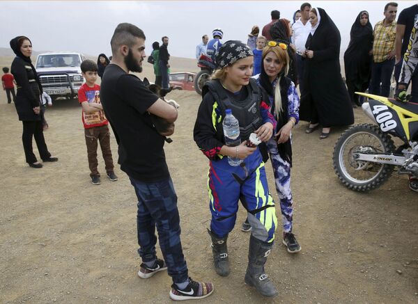 Entrenamiento de la chica iraní que monta la moto - Sputnik Mundo