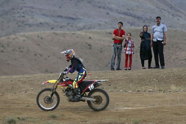 Entrenamiento de la chica iraní que monta la moto - Sputnik Mundo