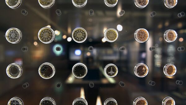Monedas de diferentes países de eurozona en el Museo del Banco de Grecia en Atenas, el 11 de junio, 2015 - Sputnik Mundo