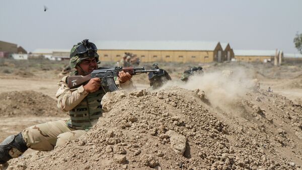 Soldados iraquíes se entrenan con soldado del Ejército de EE.UU en Camp Taji, Irak - Sputnik Mundo