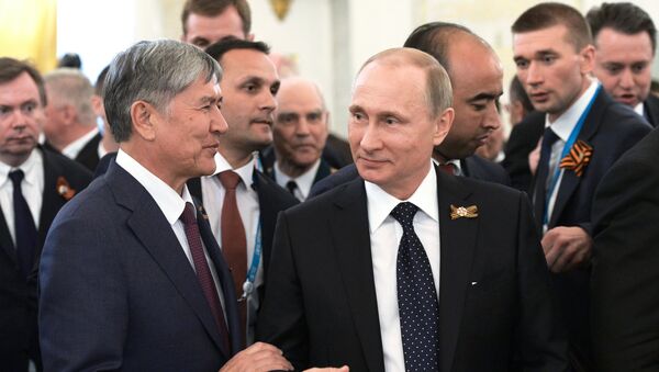 Presidente de Kirguistán, Almazbek Atambayev y presidente de Rusia, Vladímir Putin (Archivo) - Sputnik Mundo