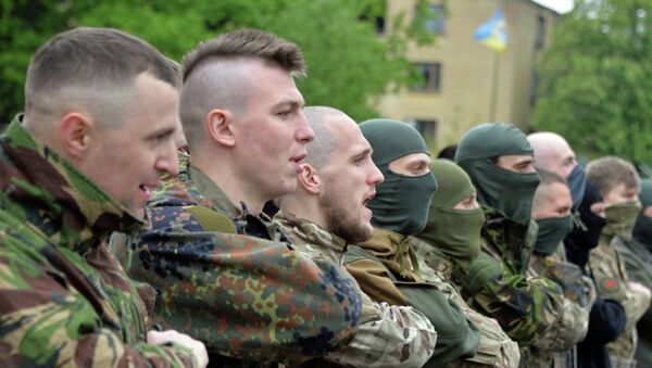 Combatientes del batallón Azov antes del envío a Donbás - Sputnik Mundo