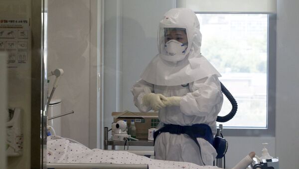 A health care worker in full protective gear checks on a patient who is infected with Middle East Respiratory Syndrome (MERS) inside an isolation ward at Seoul Medical Center in Seoul, South Korea, June 10, 2015 - Sputnik Mundo