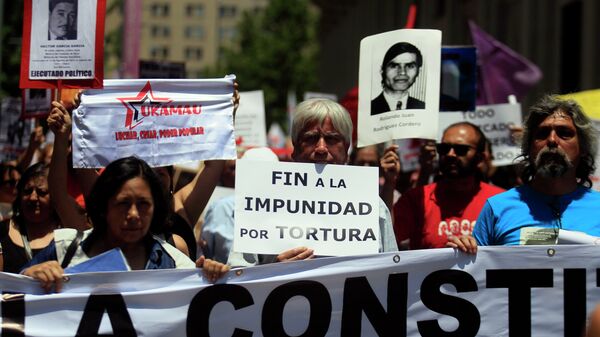 Manifestantes con fotos de las víctimas de la dictadura de Augusto Pinochet (archivo) - Sputnik Mundo