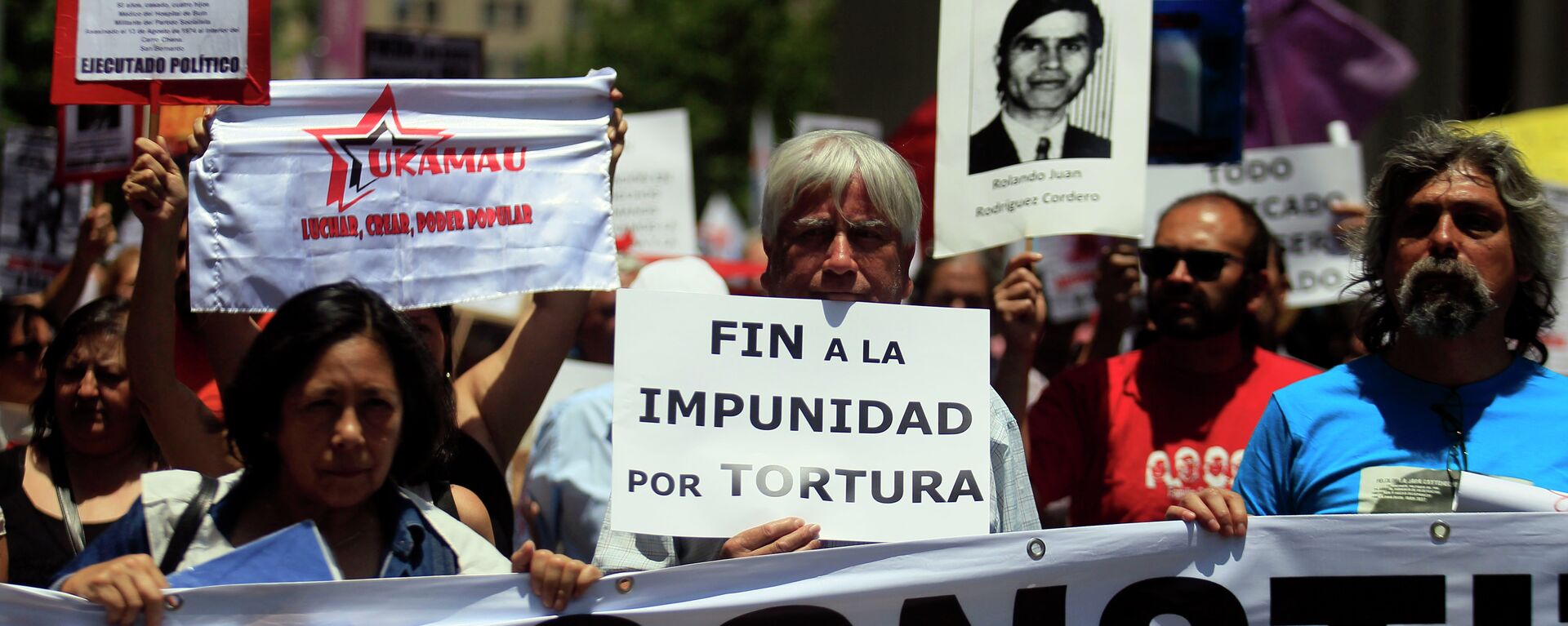 Manifestantes con fotos de las víctimas de la dictadura de Augusto Pinochet - Sputnik Mundo, 1920, 10.12.2021