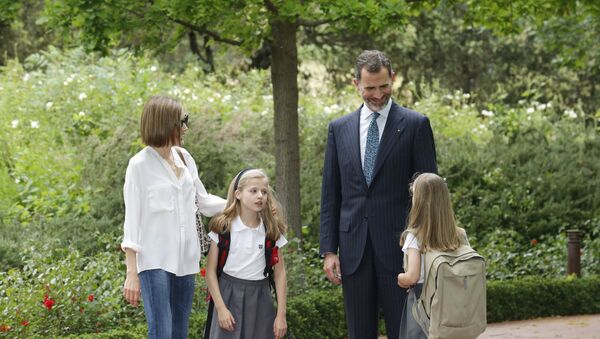 Spain's King Felipe (2nd R), Queen Letizia (L) and their daughters Infanta Leonor and Sofia (R) walk at Zarzuela Palace in Madrid, Spain, in this May 14, 2015 - Sputnik Mundo