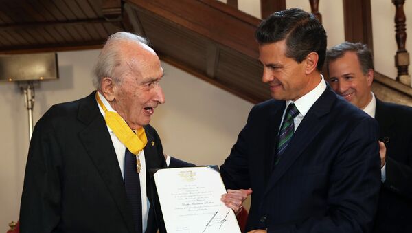 El presidente Enrique Peña condecoró al politólogo Giovanni Sartori con la orden del Águila Azteca - Sputnik Mundo