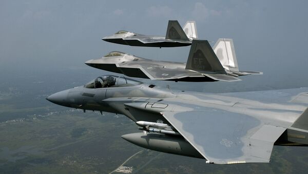 F-22 Raptors fly in formation with an F-15 Eagle - Sputnik Mundo