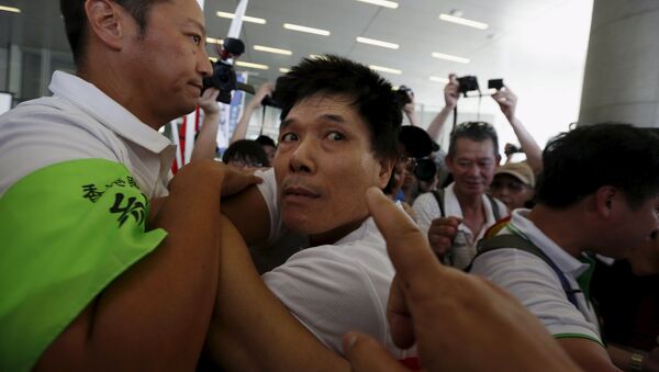 Partidario de reformas electorales prochino durante una confrontación en Hong Kong - Sputnik Mundo