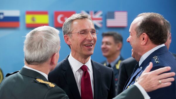 Secretario general de la OTAN, Jens Stoltenberg y comandante supremo de la OTAN en Europa, Philip Breedlove - Sputnik Mundo