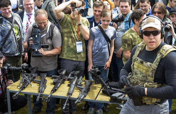 Armas de la marca Kalashnikov en el foro Army 2015 - Sputnik Mundo